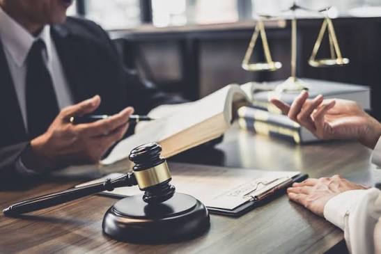 Адвокат з податкових питань в Україні: що він робить і як може допомогти